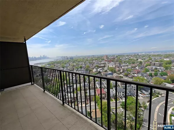 200 Winston DR #2517, Cliffside Park, NJ 07010