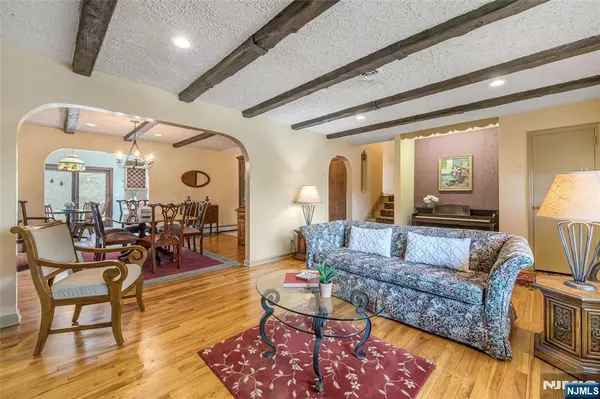 Ho-ho-kus, NJ 07423,7 Chestnut PL