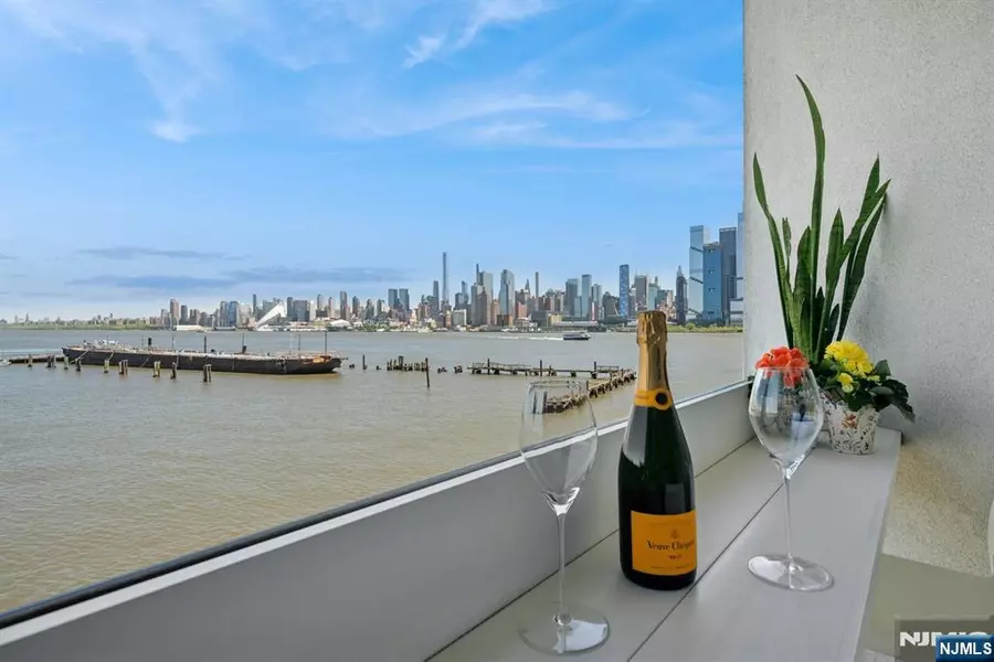 600 Harbor BLVD #863, Weehawken, NJ 07086
