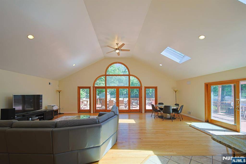 820 Westwood AVE, River Vale, NJ 07675