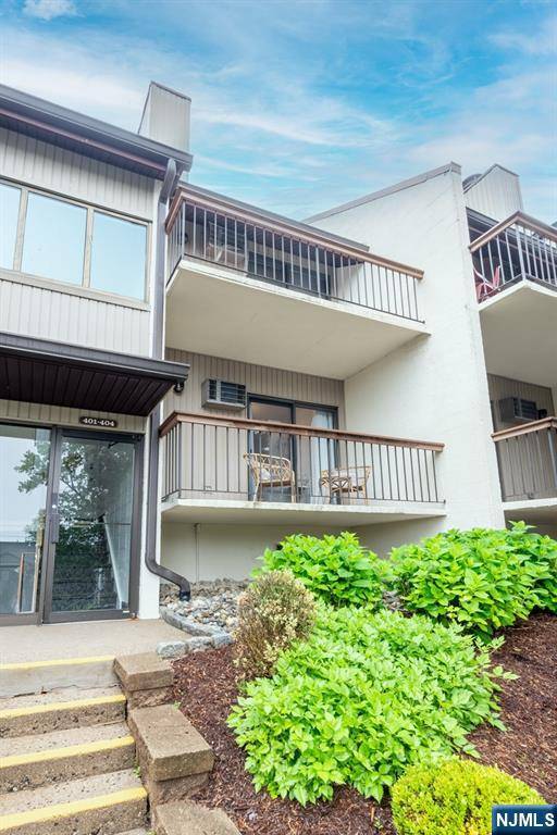 Wood Ridge, NJ 07075,403 West Ridge Mews