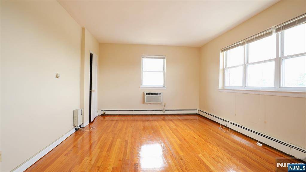 Palisades Park, NJ 07650,100 Broad AVE #1B