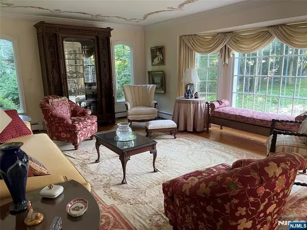 Upper Saddle River, NJ 07458,16 Knollwood RD