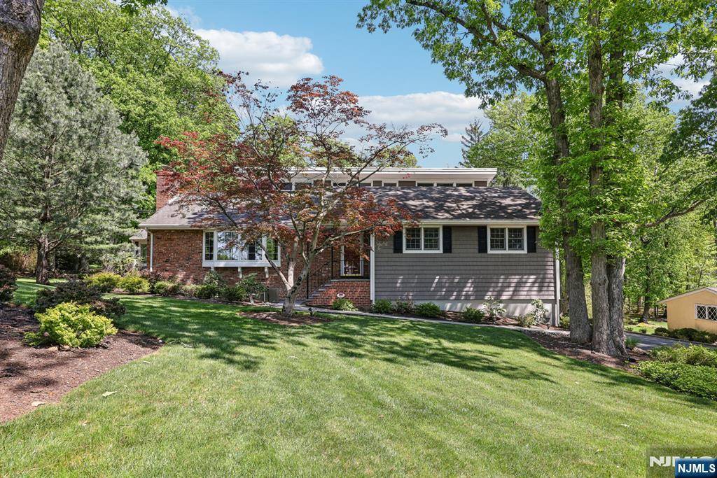 20 Old Farm RD, Caldwell, NJ 07006