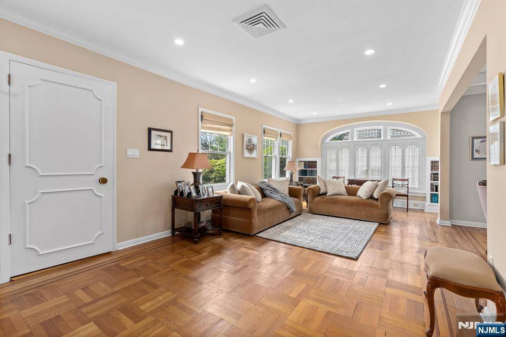 Clifton, NJ 07012,42 Heights RD