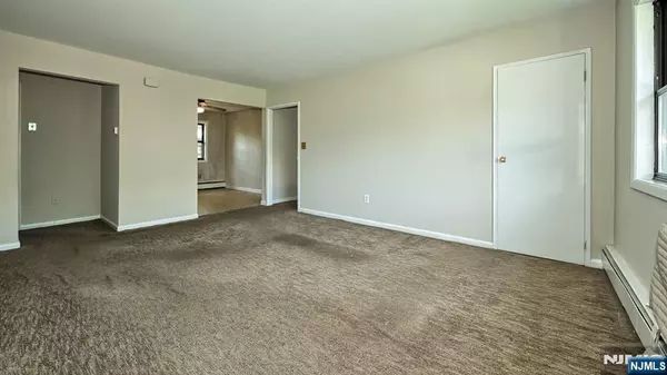 Little Falls, NJ 07424,8 Colonial DR #C