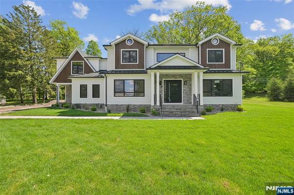 5 Foxcroft DR, Livingston, NJ 07039