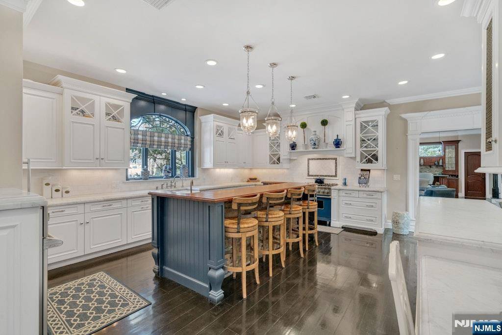 Upper Saddle River, NJ 07458,13 Split Rock RD