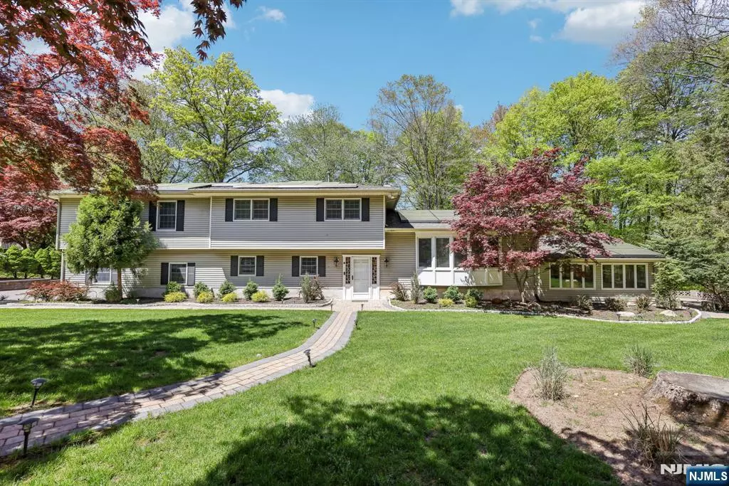 Wyckoff, NJ 07481,275 Sycamore CT