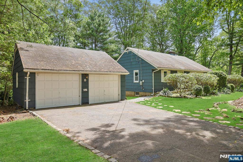 Old Tappan, NJ 07675,8 Autumn LN