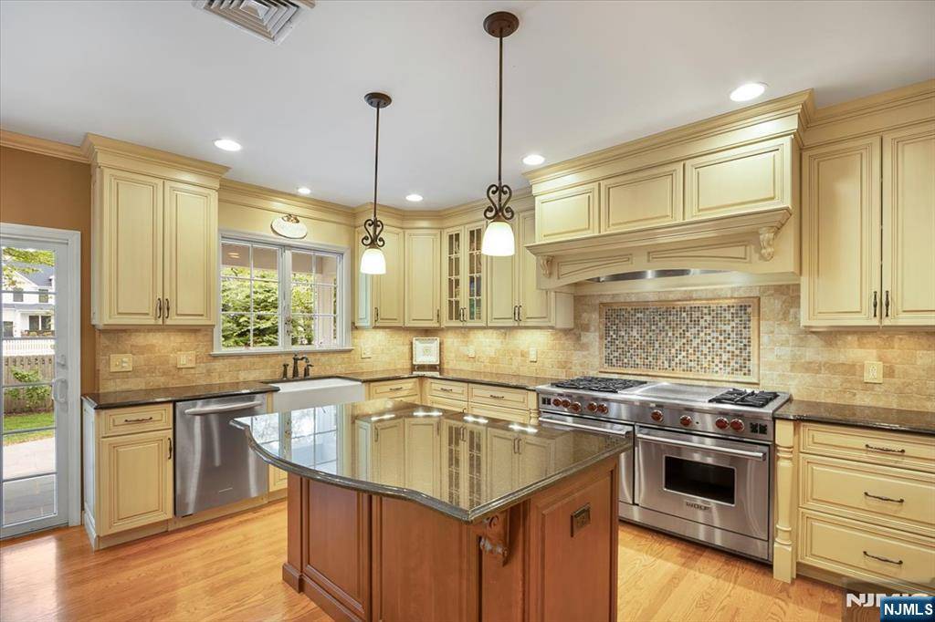 Livingston, NJ 07039,12 Borden PL