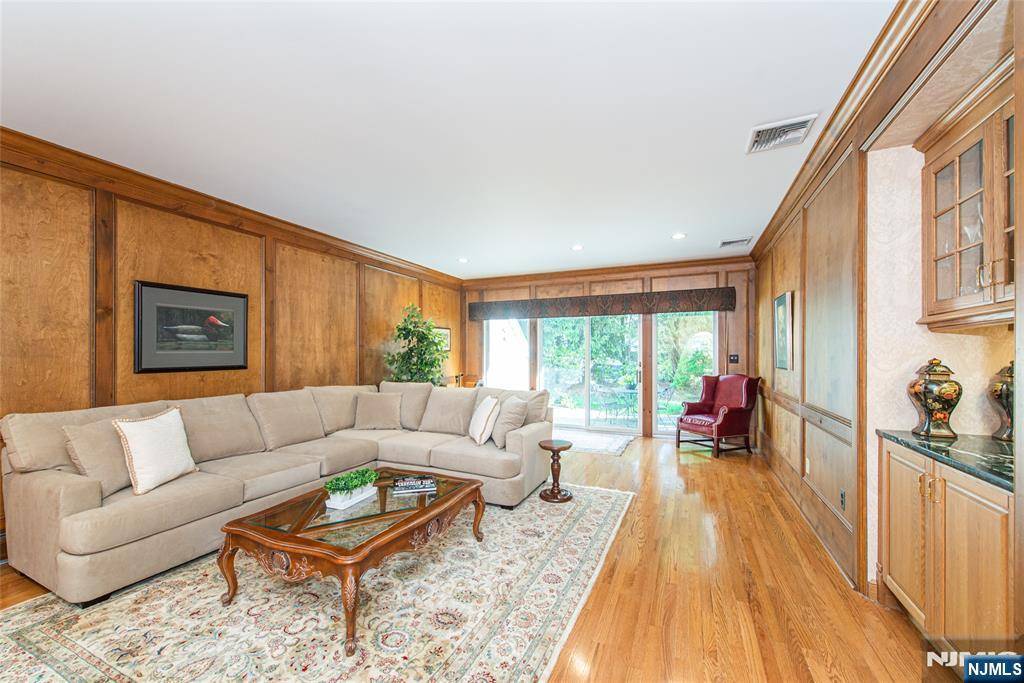 Wyckoff, NJ 07481,164 Brewster RD