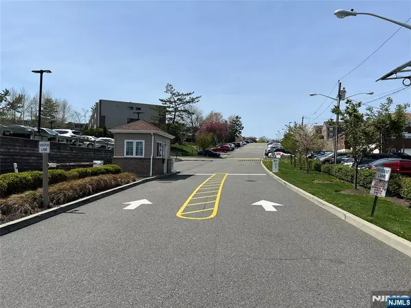 Nutley, NJ 07110,21 River RD #A