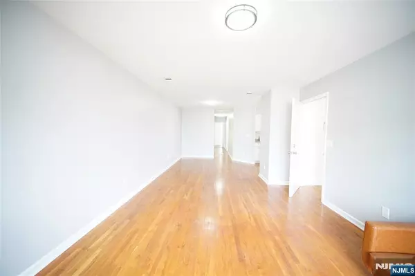 Newark, NJ 07112,905 Bergen ST #2