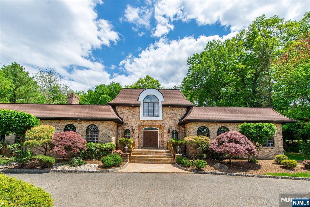 3 Vanderbilt DR, Livingston, NJ 07039