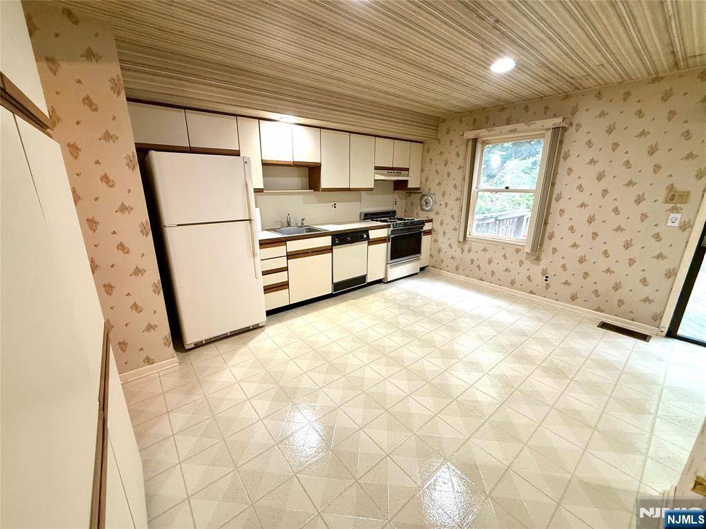 Wayne, NJ 07470,146 Garside AVE #5