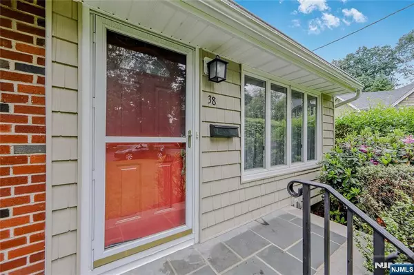 Ho-ho-kus, NJ 07423,38 Pitcairn AVE