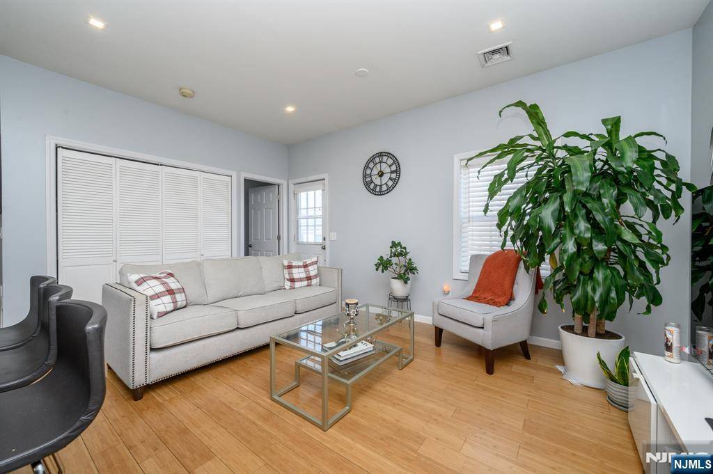 Moonachie, NJ 07074,1 Helen DR