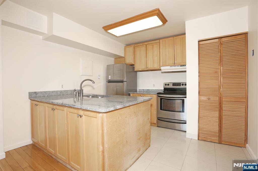 Palisades Park, NJ 07650,333 Grand AVE #4G