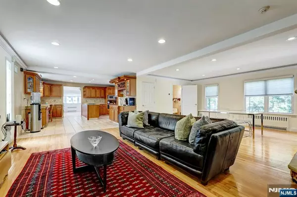Teaneck, NJ 07666,21 Oakdene AVE