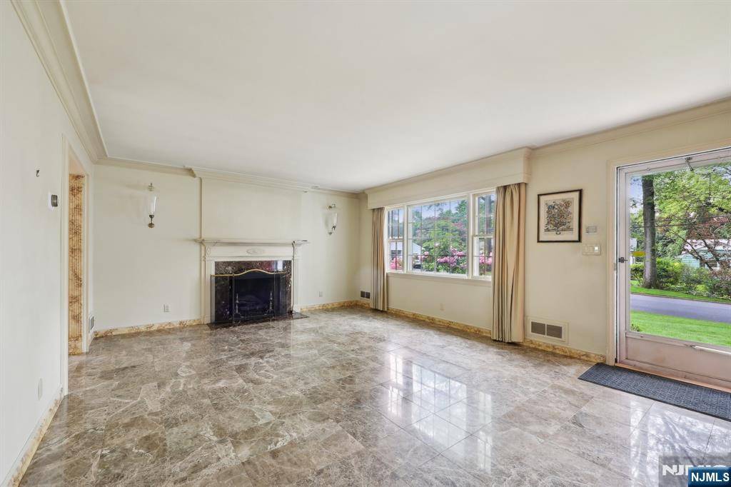 Ho-ho-kus, NJ 07423,4 Garden CT
