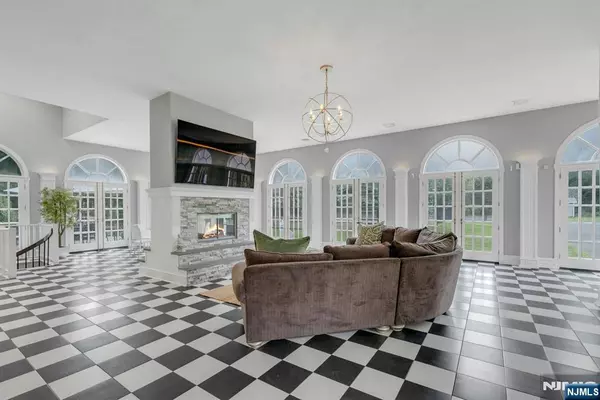 Woodcliff Lake, NJ 07677,225 Glen RD