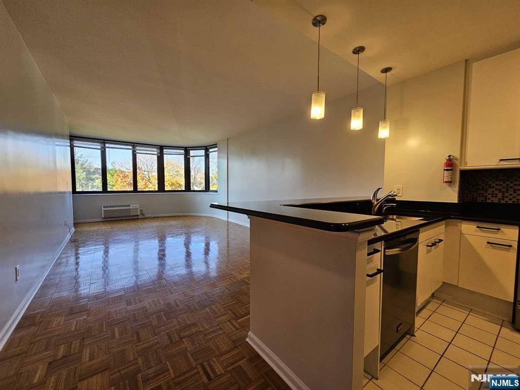 100 Carlyle DR #5FS, Cliffside Park, NJ 07010