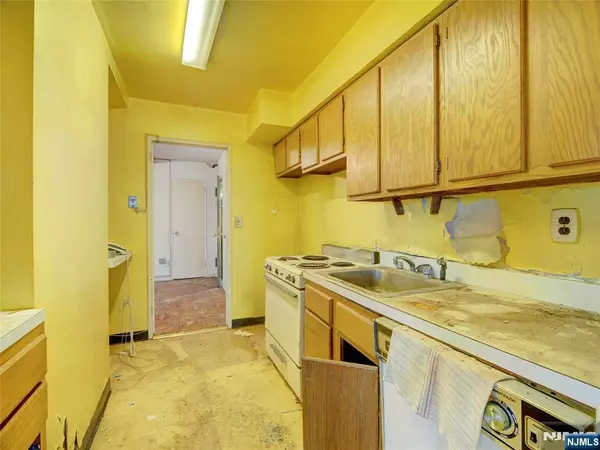 East Orange, NJ 07018,377 S Harrison ST #18AA