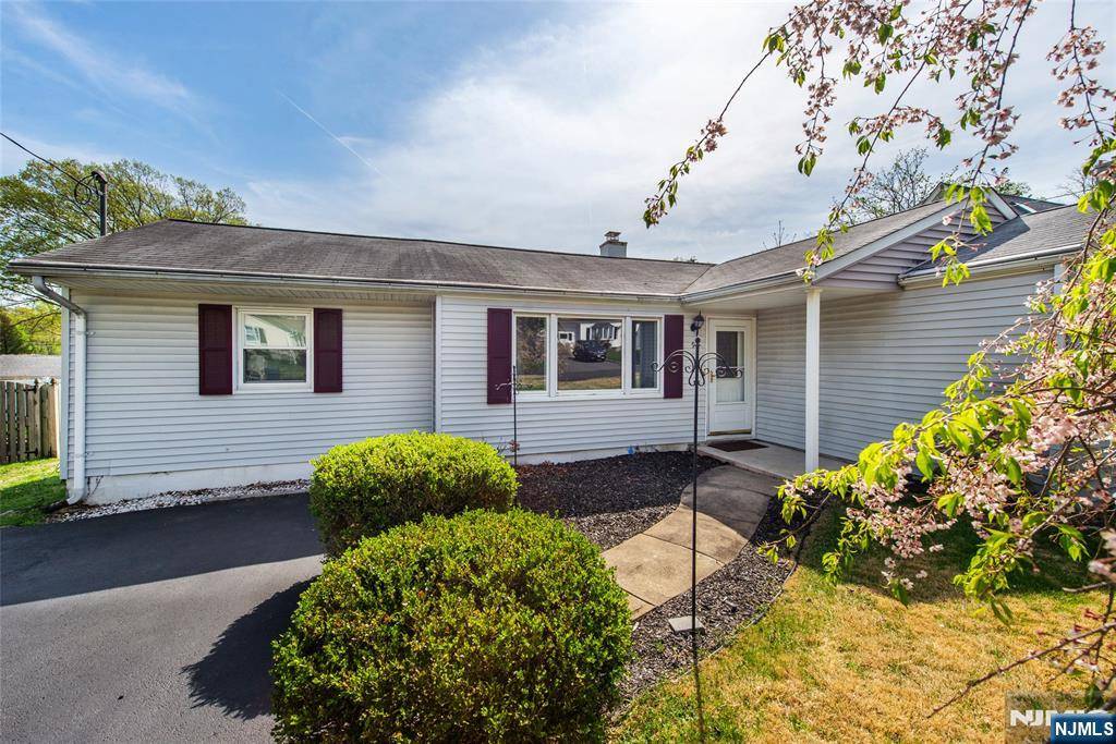 9 Harmony LN, Denville Township, NJ 07834