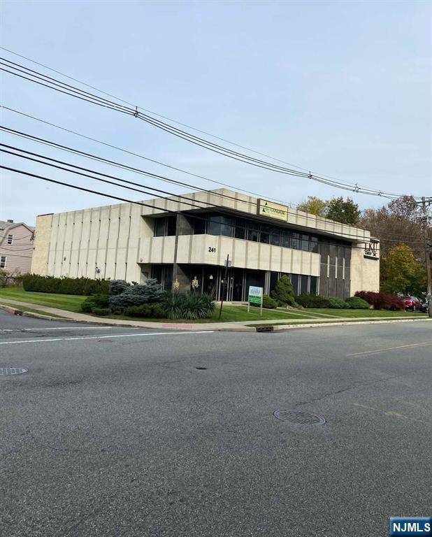 241 Molnar DR, Elmwood Park, NJ 07407