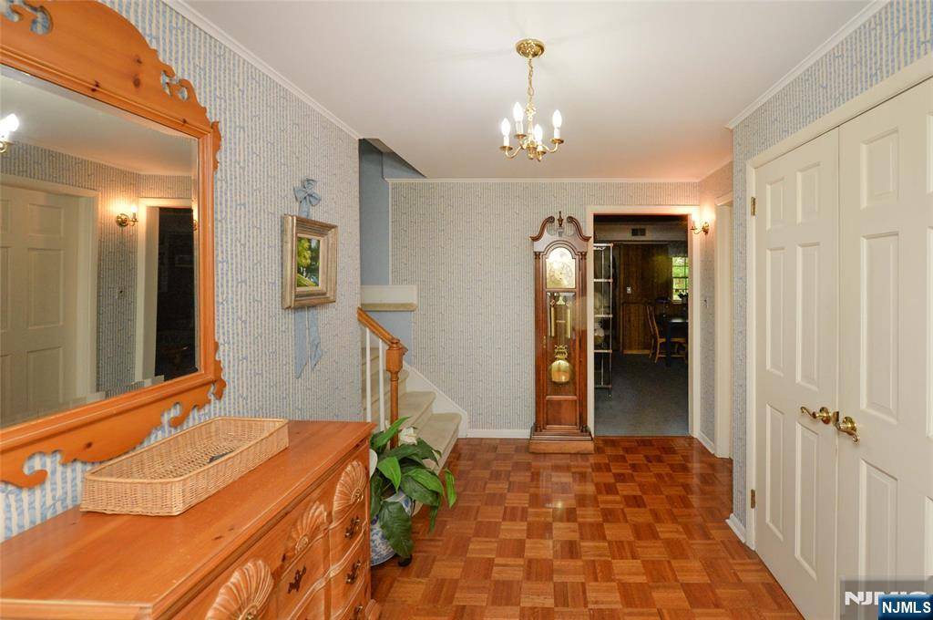 Paramus, NJ 07652,536 Fordham PL