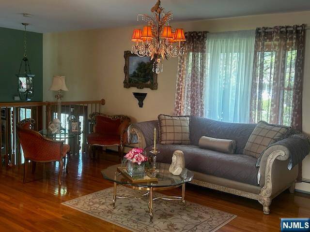 Paramus, NJ 07652,562 Beech LN