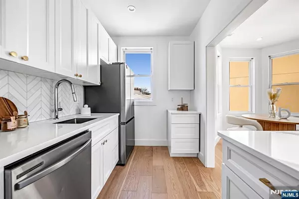 Weehawken, NJ 07086,127 Jane ST