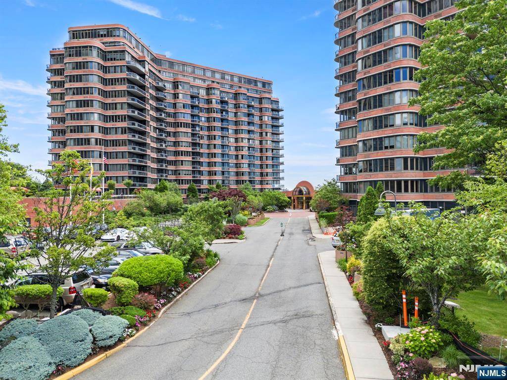Cliffside Park, NJ 07010,100 Carlyle DR #11L-N