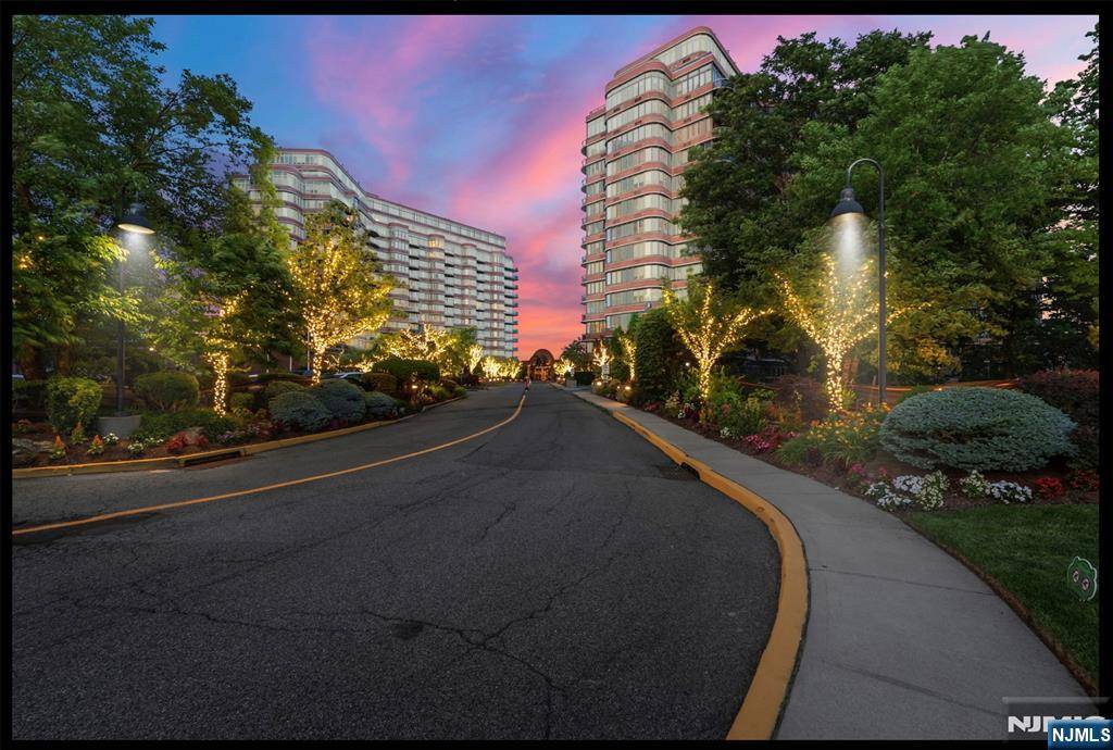Cliffside Park, NJ 07010,100 Carlyle DR #11L-N