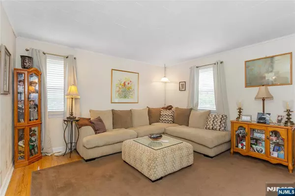 Lodi, NJ 07644,4 White Oak DR