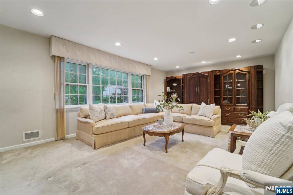 River Vale, NJ 07675,536 Bernita DR