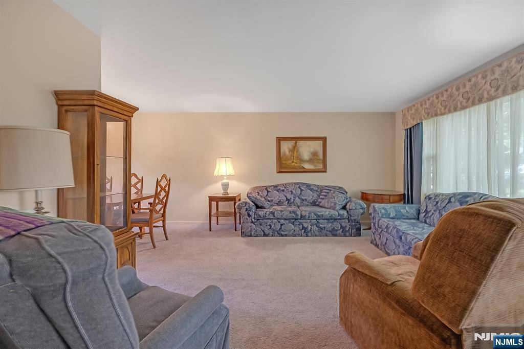 Paramus, NJ 07652,320 Ellen PL