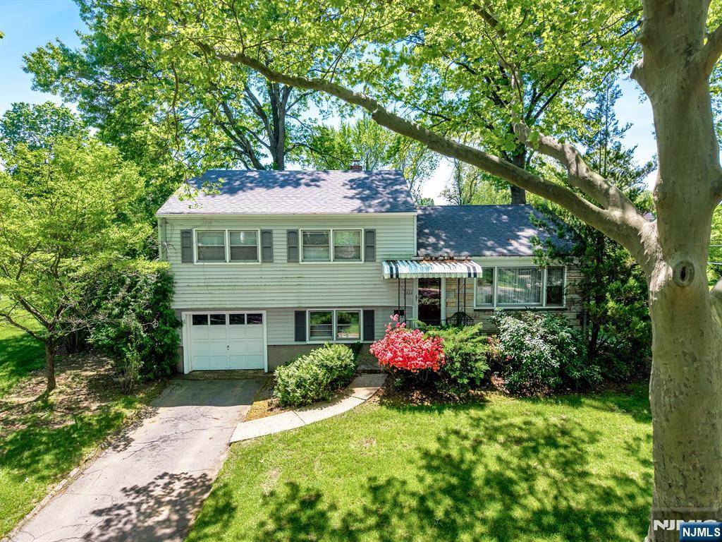 320 Ellen PL, Paramus, NJ 07652