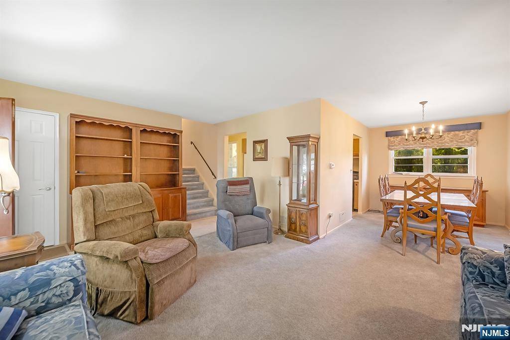 Paramus, NJ 07652,320 Ellen PL