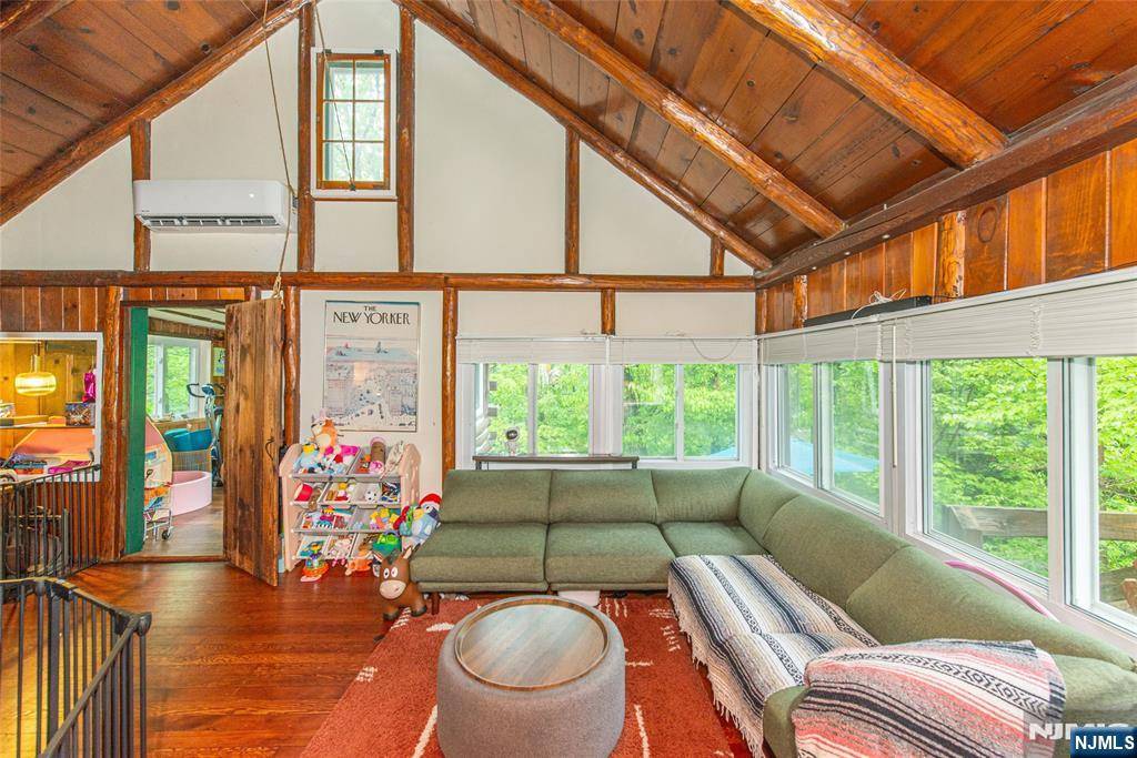 West Milford, NJ 07421,51 Dogwood LN