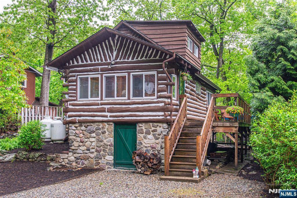 West Milford, NJ 07421,51 Dogwood LN