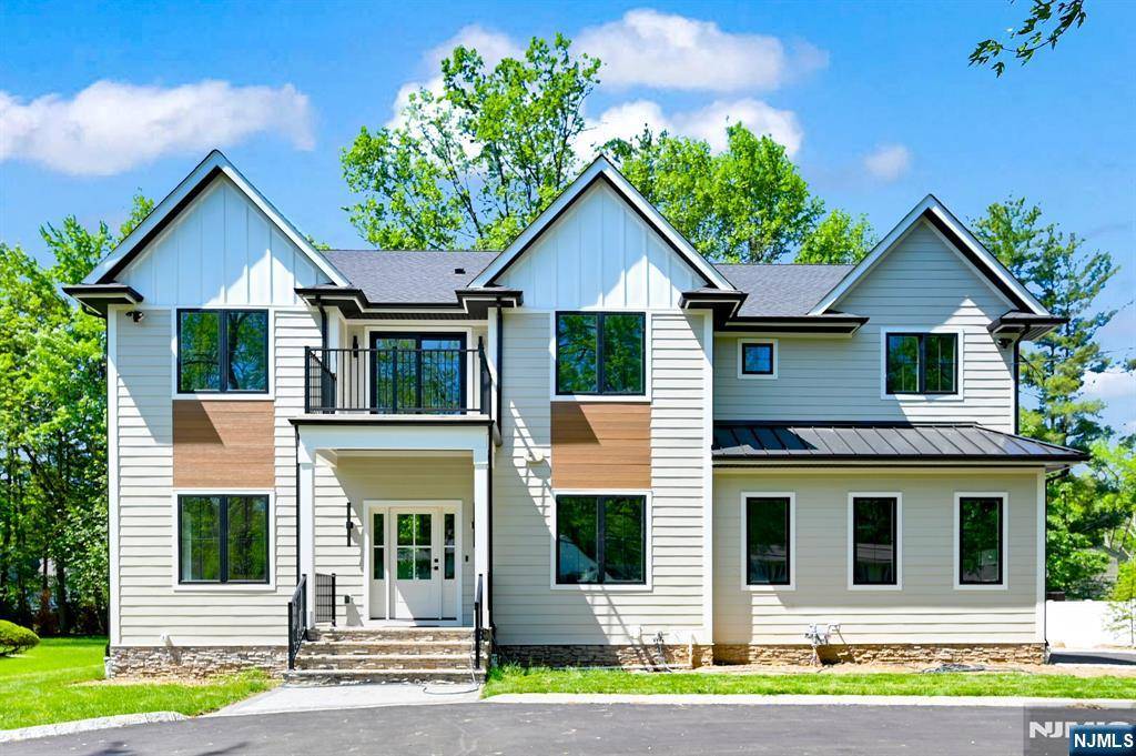 17 Arlington DR, Livingston, NJ 07039