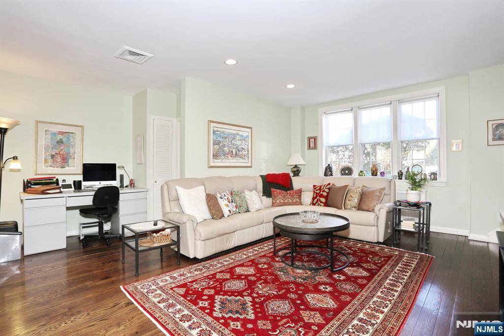 Teaneck, NJ 07666,927 Commonwealth DR #4