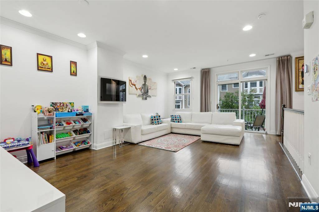West New York, NJ 07093,286 Roslyn CT #286