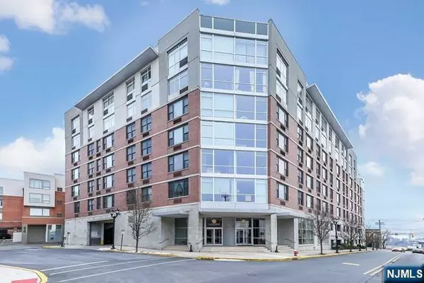 Cliffside Park, NJ 07010,305 Palisade AVE #208