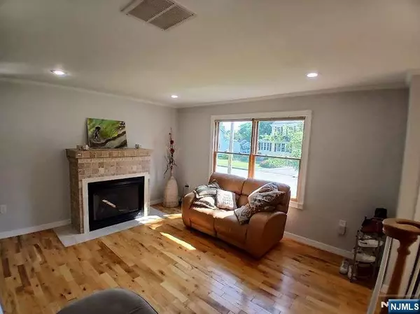 Park Ridge, NJ 07656,19 Rivervale RD