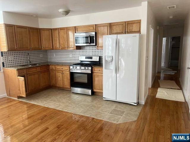 Leonia, NJ 07605,284 Broad AVE #1st & Baseme