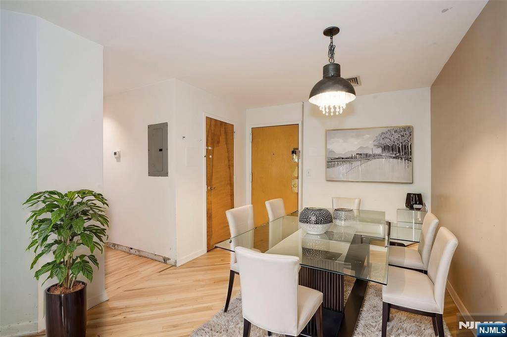 Cliffside Park, NJ 07010,364 Palisade AVE #4C