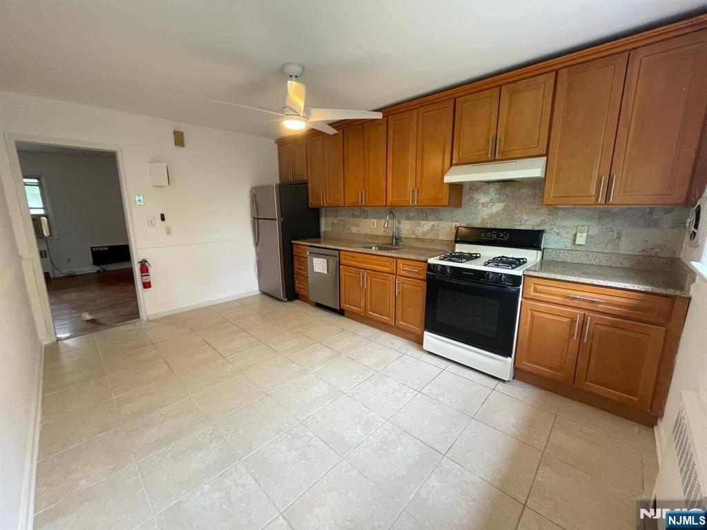 Ridgefield, NJ 07657,725 Broad